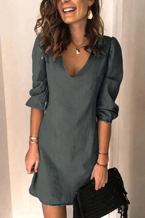 Stilla | Casual kjole med elegant V-udskæring