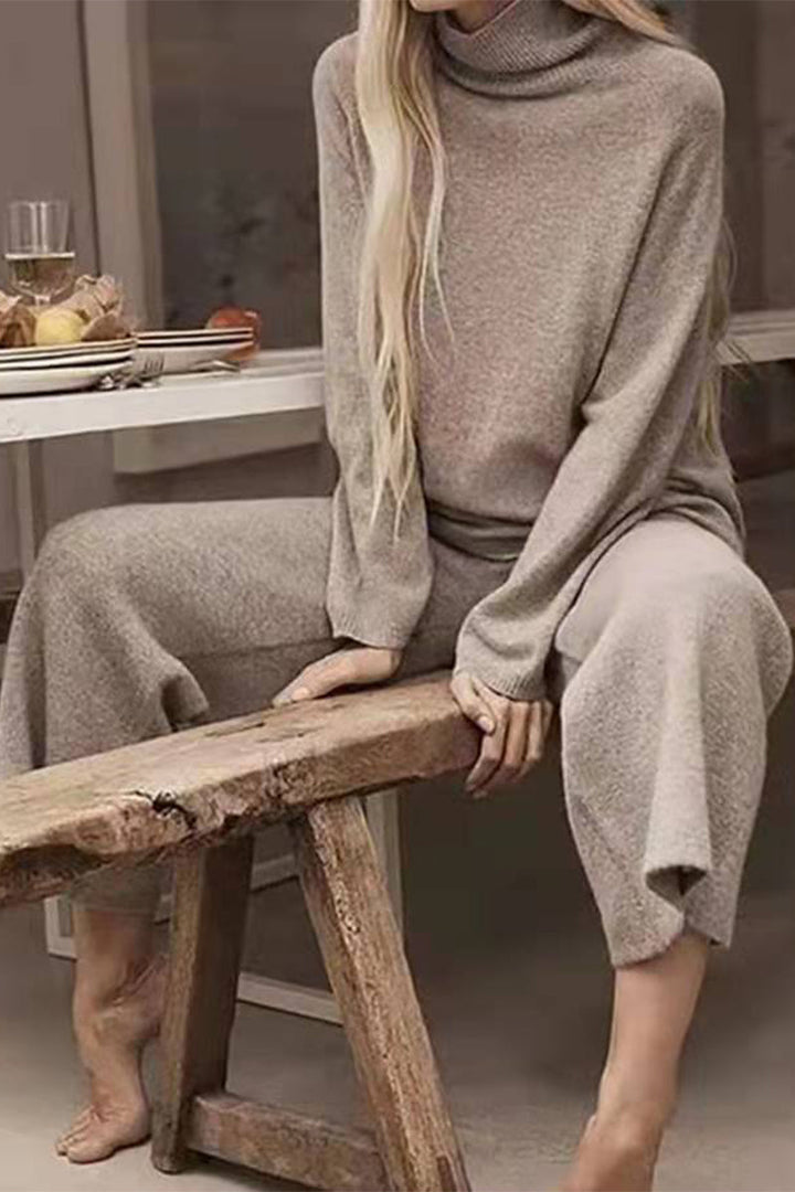 Stilla | Pullover I To Dele Med Rullekrave og Lange Ærmer, Ensfarvet