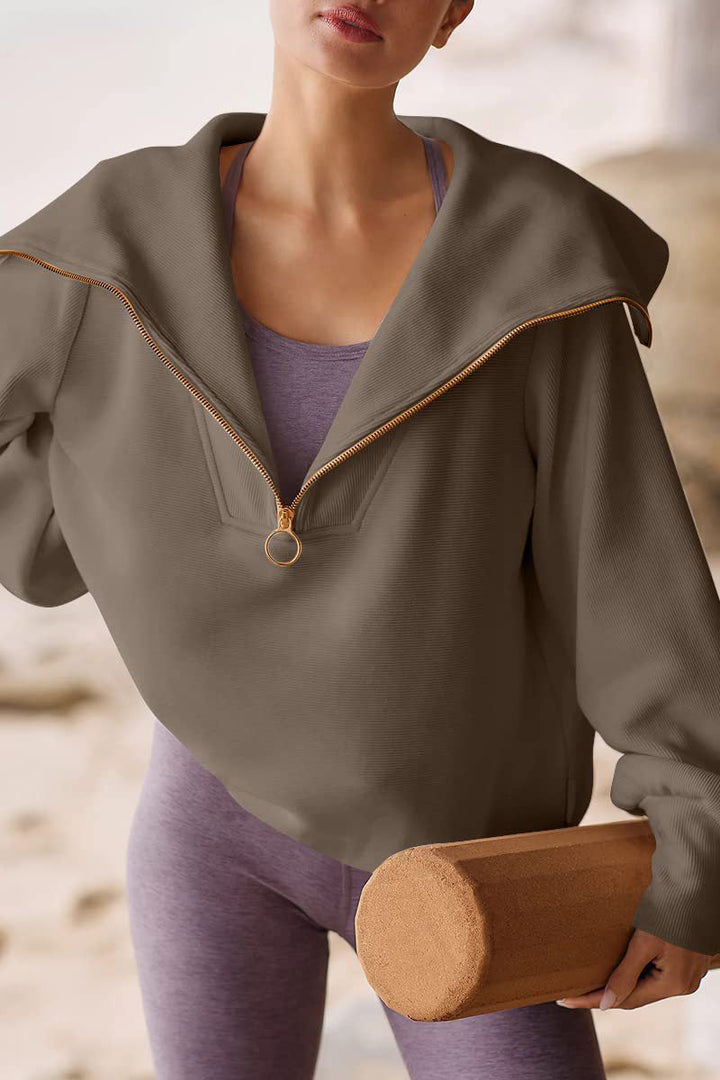 Stilla | Elegant Kvinde Sweater med Ombukket Krave og Halvdelen Lynlås