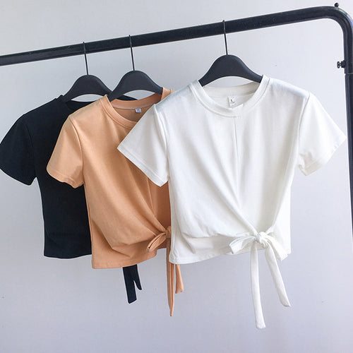 Kvindernes cropped T-shirt med side knude og afslappet pasform