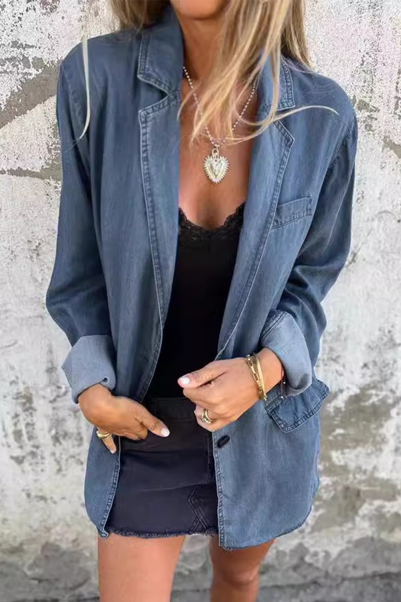 Stilla | Letvægts Denim Jakke til Hverdagsbrug med Enfarvede Knapper og Nedslået Krave, Lange Ærmer og Løs Pasform