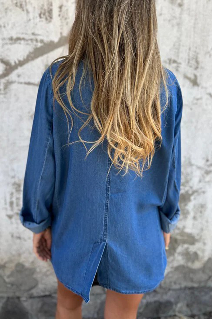 Stilla | Letvægts Denim Jakke til Hverdagsbrug med Enfarvede Knapper og Nedslået Krave, Lange Ærmer og Løs Pasform