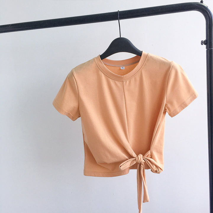 Kvindernes cropped T-shirt med side knude og afslappet pasform