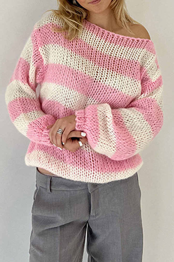 Stilla | Lækre sweater med skrå krave og kontrasterende bogstave mønster