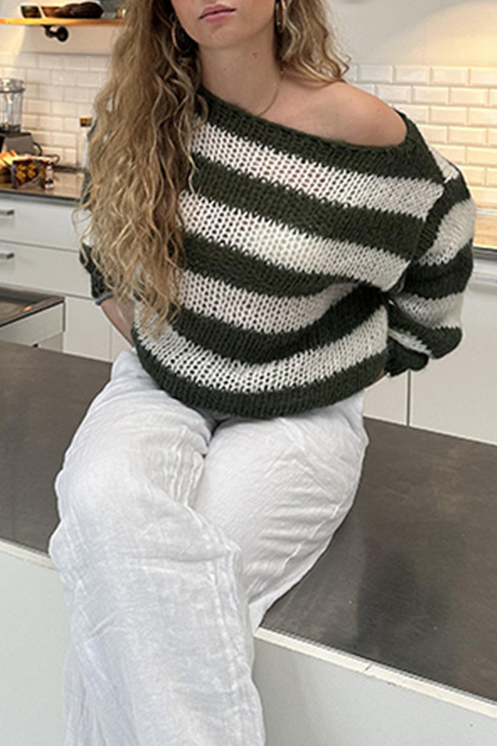 Stilla | Lækre sweater med skrå krave og kontrasterende bogstave mønster