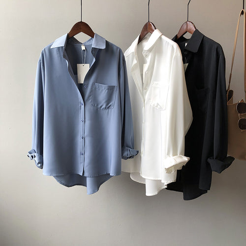 Dame elegant bluse i let, åndbart materiale med preppy skjortekrave og brystlomme Stilla