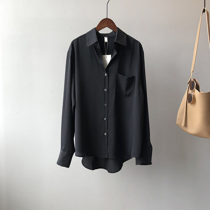 Dame elegant bluse i let, åndbart materiale med preppy skjortekrave og brystlomme Stilla