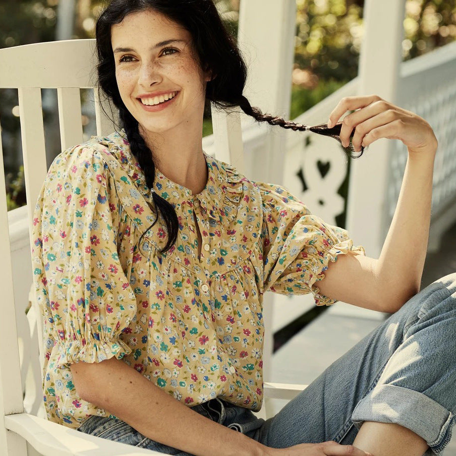 Damebluse med innovativt blomsterdesign og elastiske pufærmer Stilla