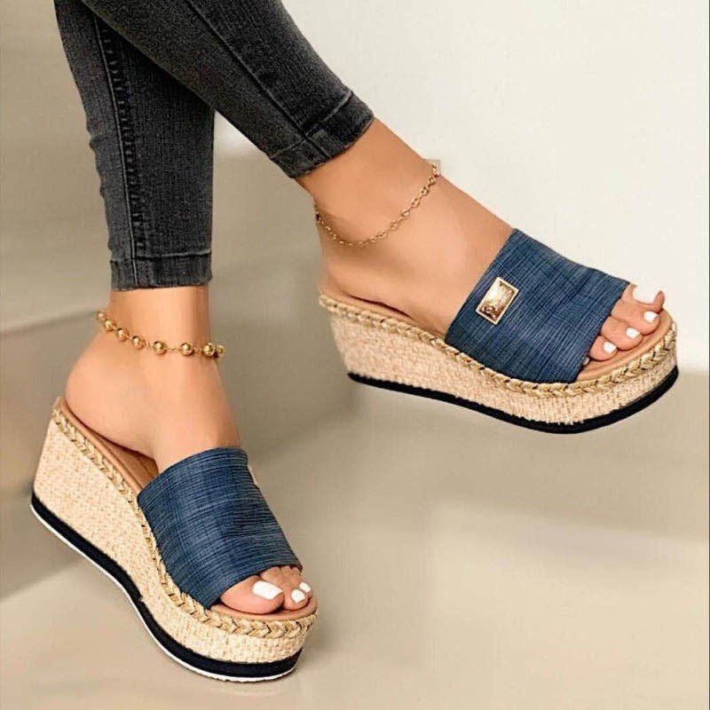 Dame nan Espadrille-Pantolette med flettet bastkile, bred strukturriem og gylden ornamentplade Skovae