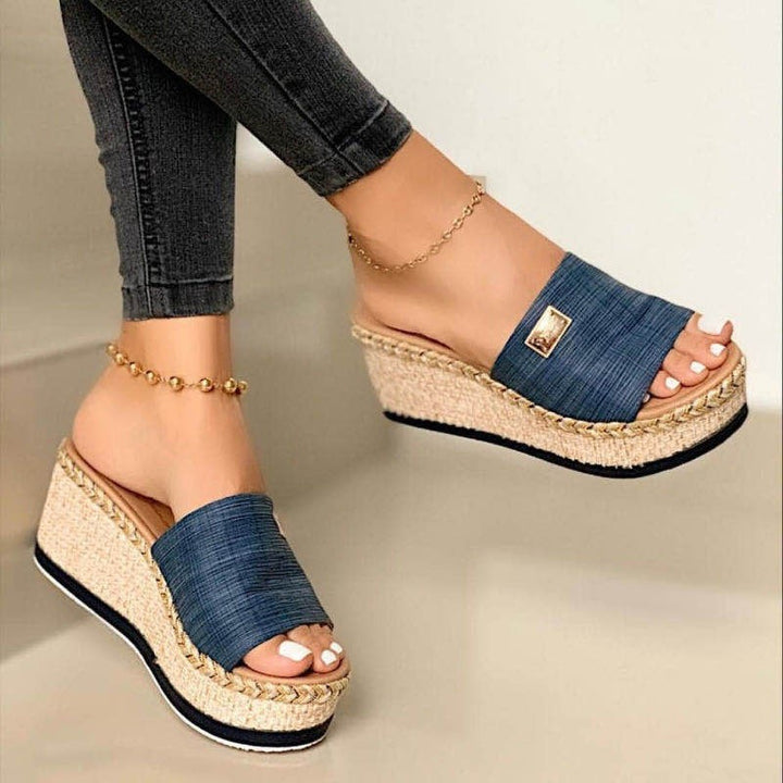 Dame nan Espadrille-Pantolette med flettet bastkile, bred strukturriem og gylden ornamentplade Skovae
