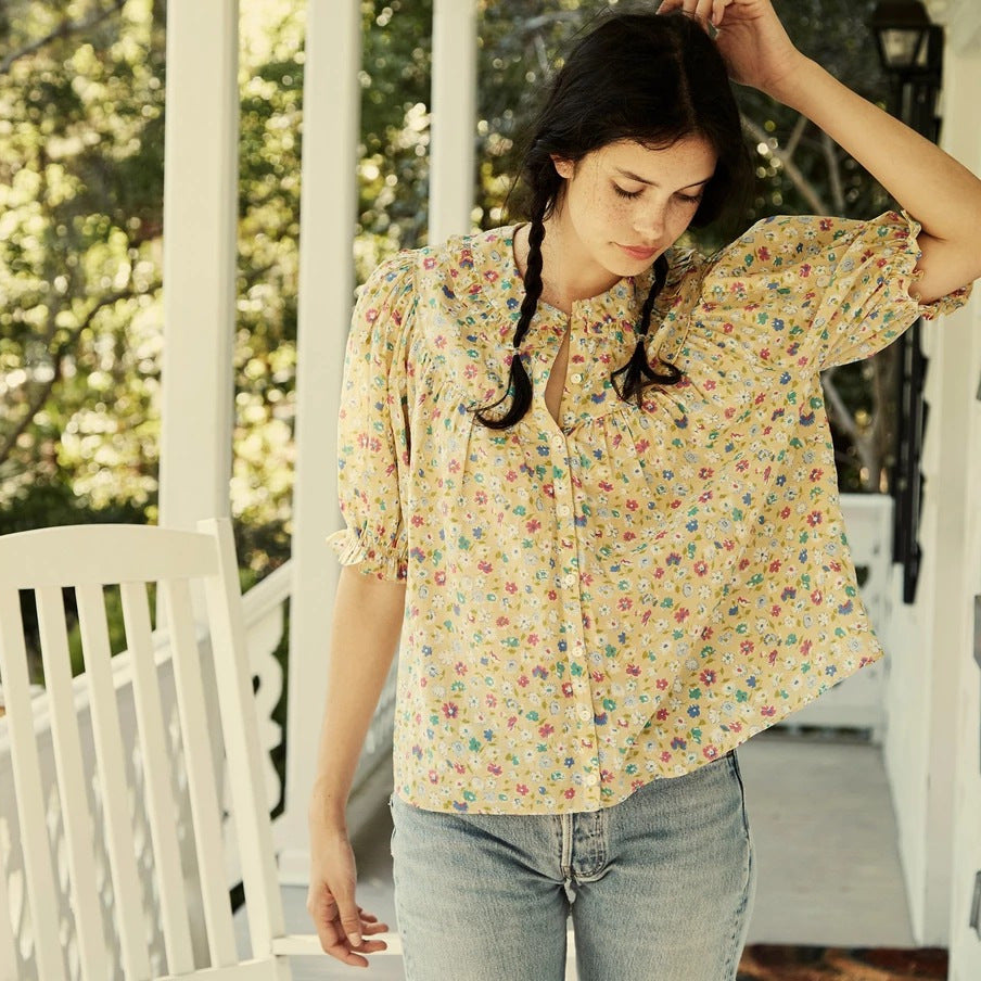 Damebluse med innovativt blomsterdesign og elastiske pufærmer Stilla