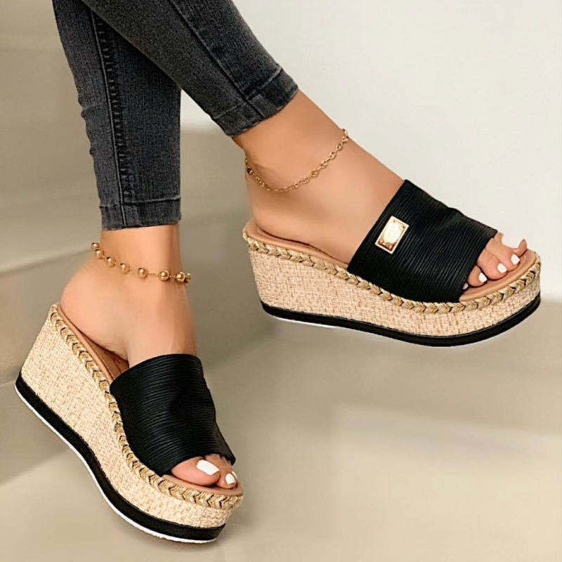 Dame nan Espadrille-Pantolette med flettet bastkile, bred strukturriem og gylden ornamentplade Skovae