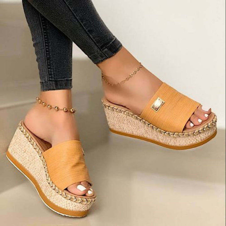 Dame nan Espadrille-Pantolette med flettet bastkile, bred strukturriem og gylden ornamentplade Skovae