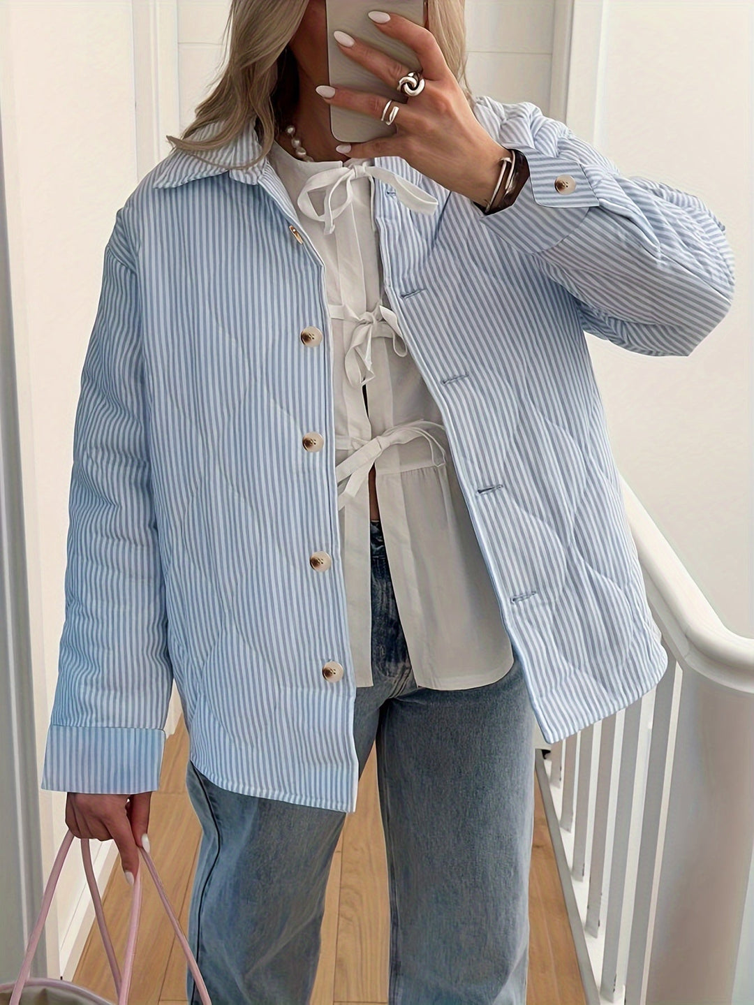 Stilla | Inspireret Button up Mellemlangsjakke Damer Vandafvisende og Stilfuld Trendy Efterårsmode