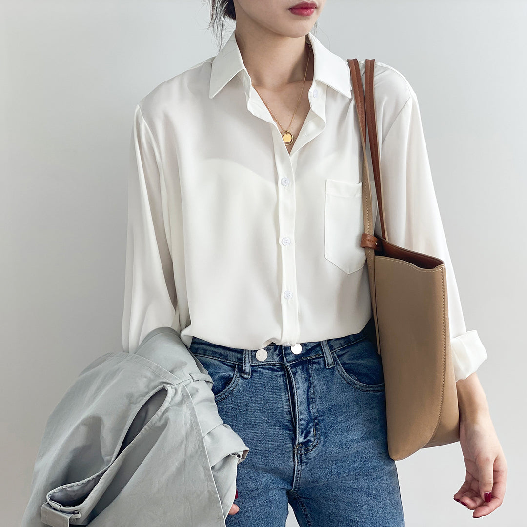 Dame elegant bluse i let, åndbart materiale med preppy skjortekrave og brystlomme Stilla