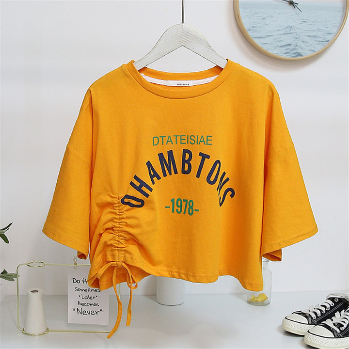 Kvinders cropped T-shirt med afslappet snor og kreativ tekst Skovae