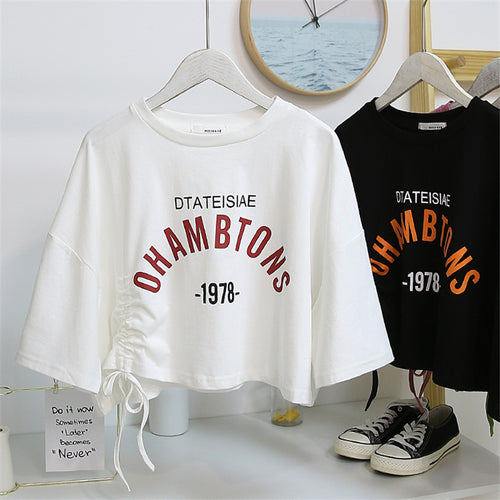 Kvinders cropped T-shirt med afslappet snor og kreativ tekst Skovae