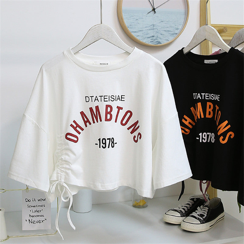 Kvinders cropped T-shirt med afslappet snor og kreativ tekst Skovae