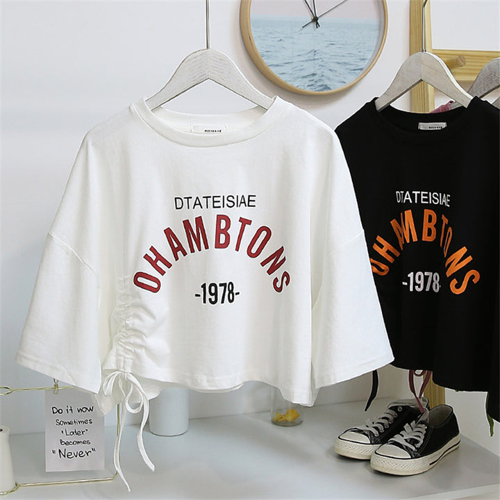 Kvinders cropped T-shirt med afslappet snor og kreativ tekst Skovae