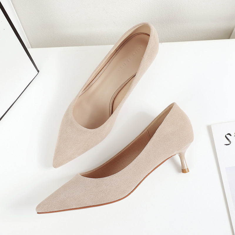 Dame elegante spidse Kitten-Hæle-Pumps med gennemsigtigt hæl-detalje Stilla