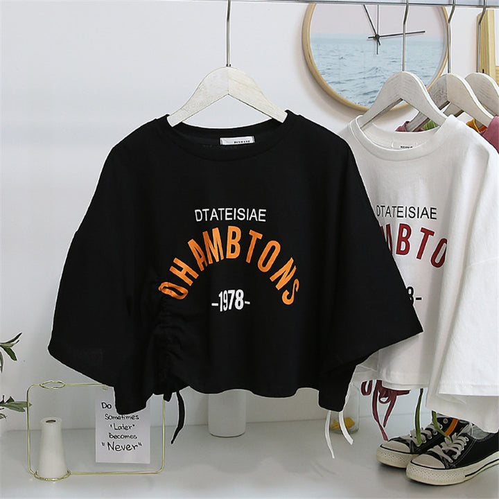 Kvinders cropped T-shirt med afslappet snor og kreativ tekst Skovae