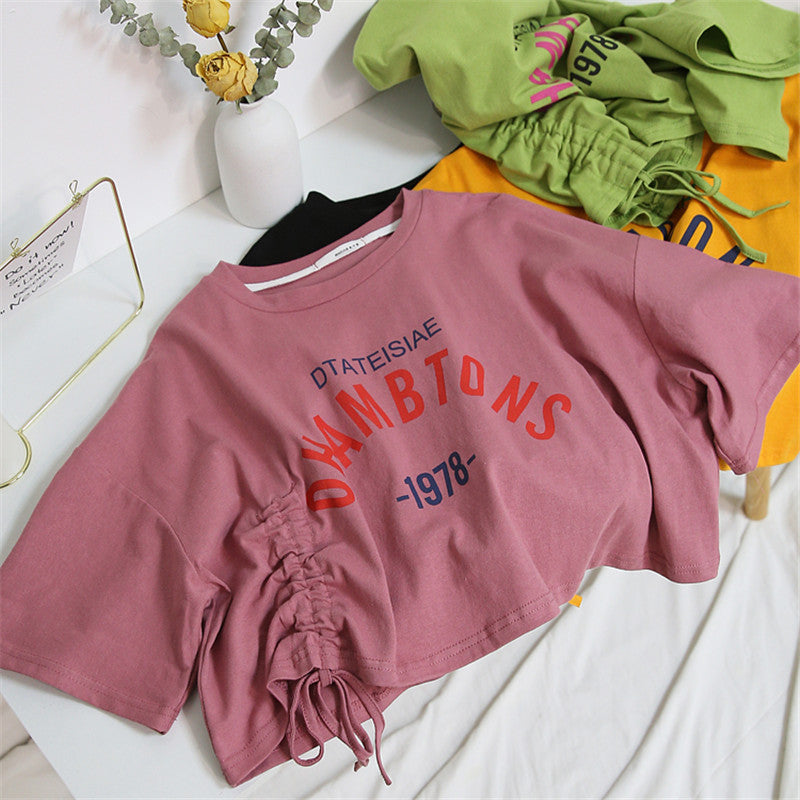 Kvinders cropped T-shirt med afslappet snor og kreativ tekst Skovae