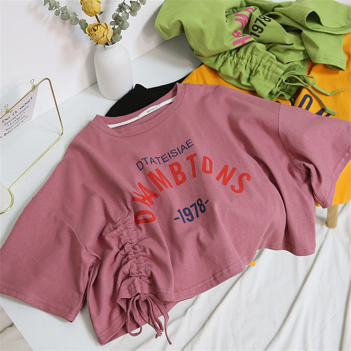 Kvinders cropped T-shirt med afslappet snor og kreativ tekst Skovae