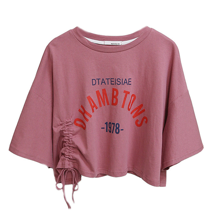 Kvinders cropped T-shirt med afslappet snor og kreativ tekst Skovae