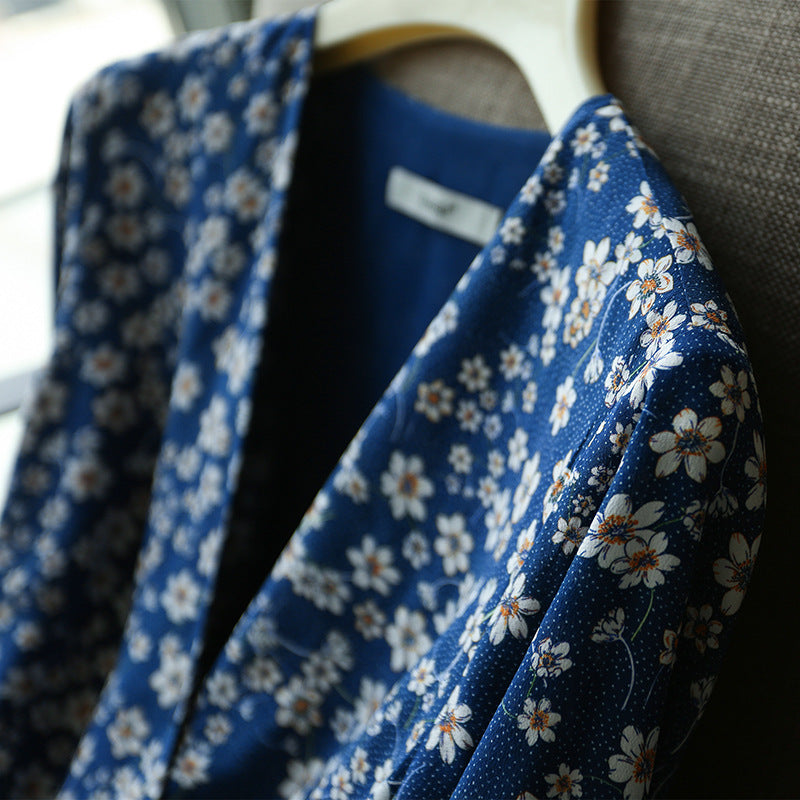 Dame midi-kjole med blomsterprint og elegante V-hals Stilla