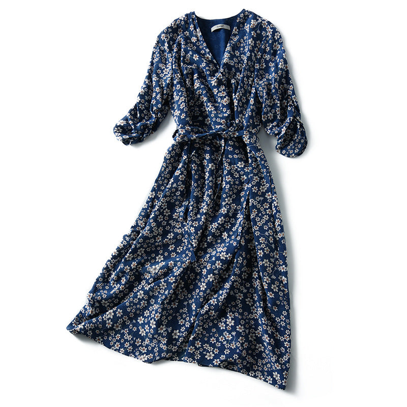 Dame midi-kjole med blomsterprint og elegante V-hals Stilla