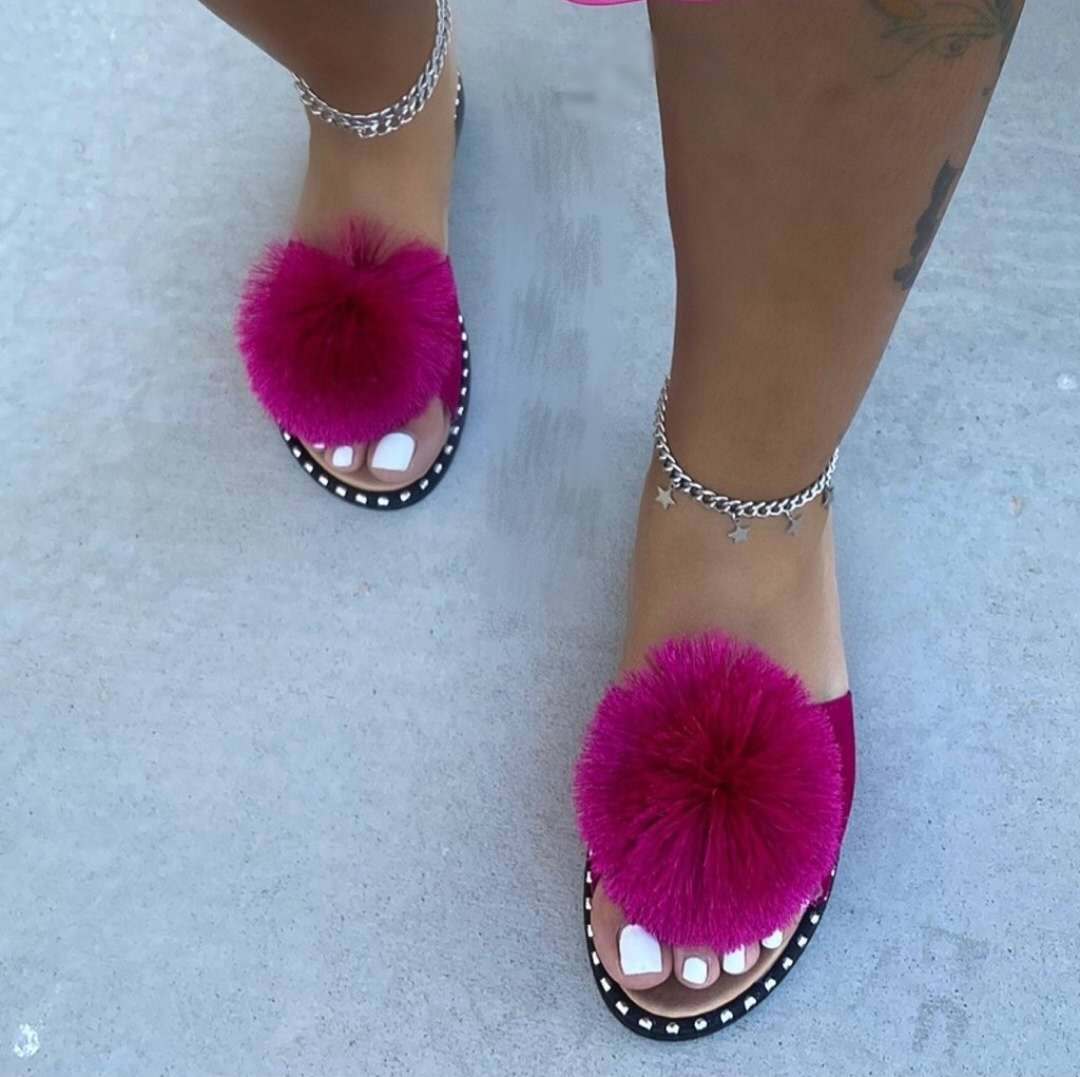 Dame pantofler med pompøs kunstfuzzle og elegant applikation Stilla