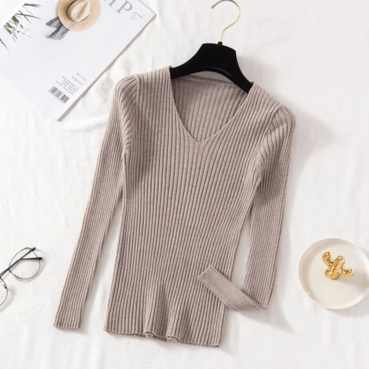 Stilla | Slim-fit-uppe med rib-v-udskæring til et smart look