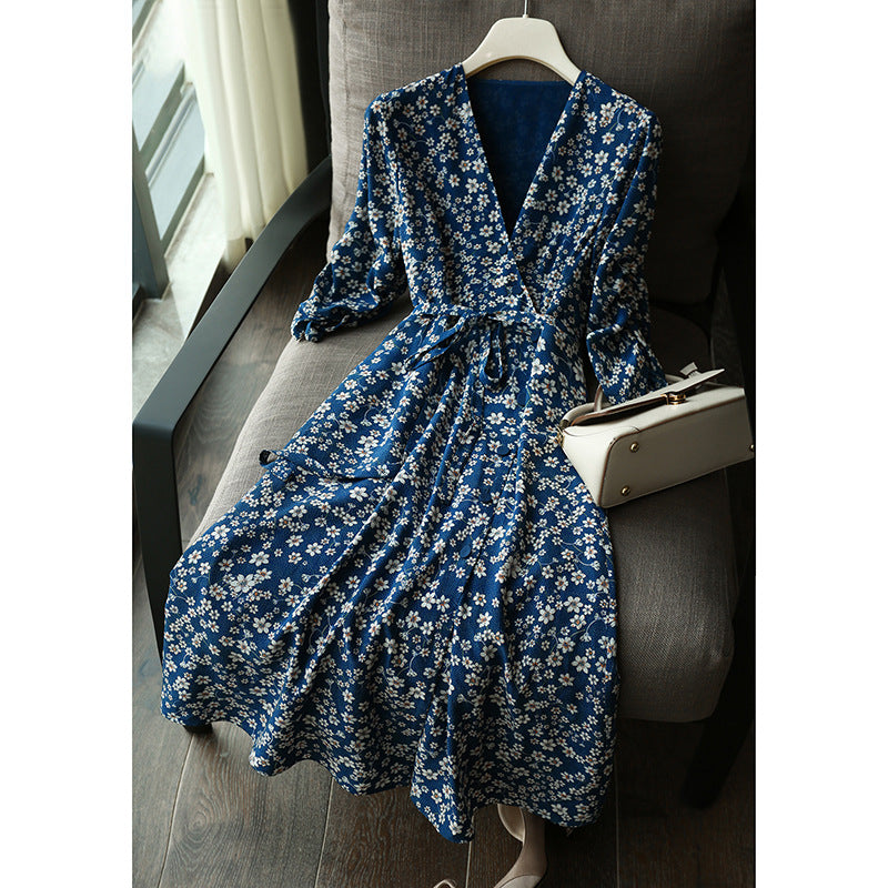 Dame midi-kjole med blomsterprint og elegante V-hals Stilla