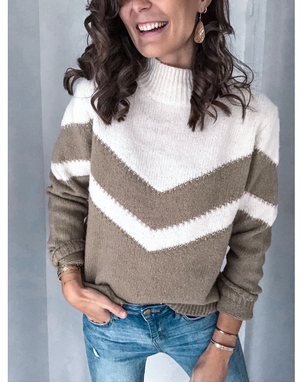 Kvinders strikket sweater med V-hals og kontrasterende zigzag-design Stilla