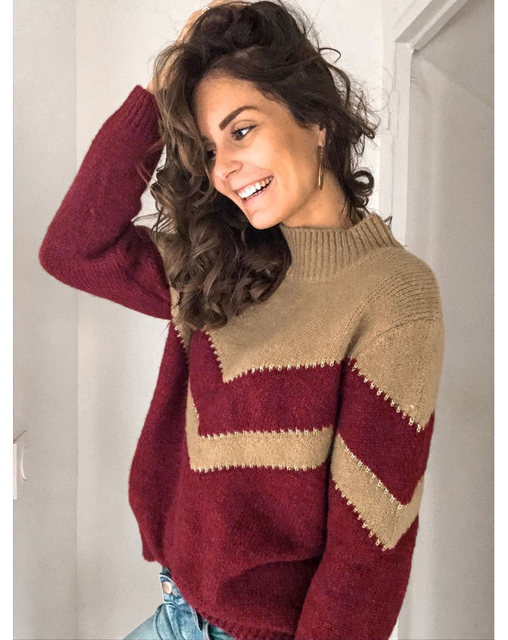 Kvinders strikket sweater med V-hals og kontrasterende zigzag-design Stilla