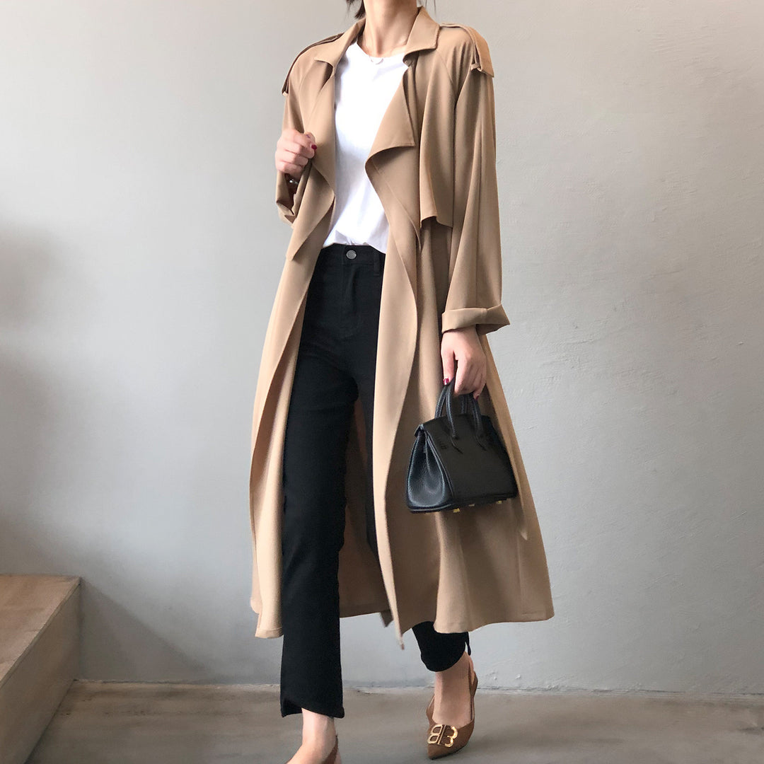 Dame mode trenchcoat med asymmetrisk snit og praktiske lommer Stilla