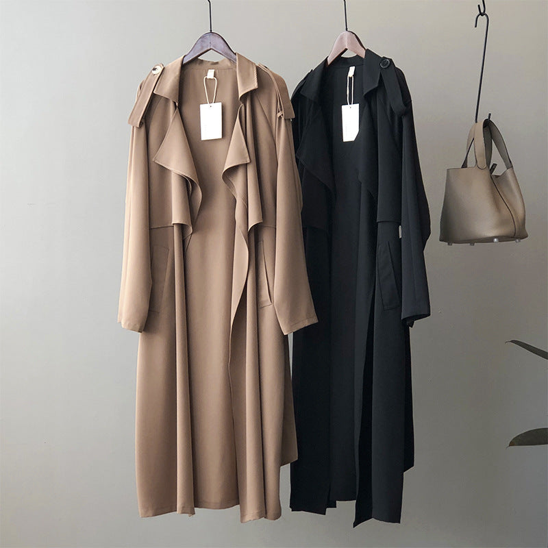 Dame mode trenchcoat med asymmetrisk snit og praktiske lommer Stilla