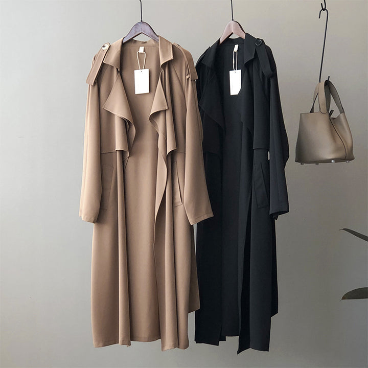 Dame mode trenchcoat med asymmetrisk snit og praktiske lommer Stilla