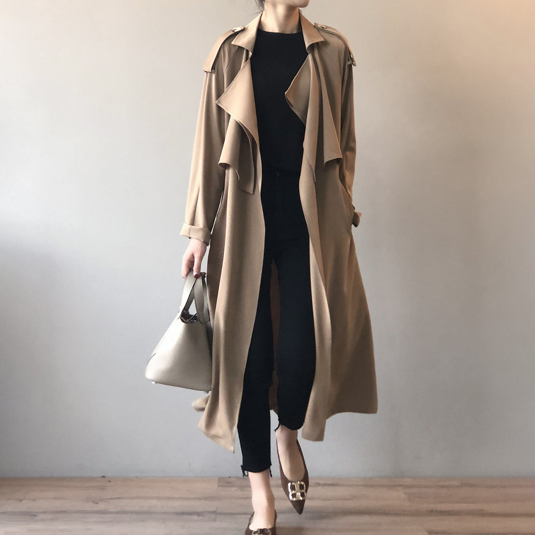 Dame mode trenchcoat med asymmetrisk snit og praktiske lommer Stilla
