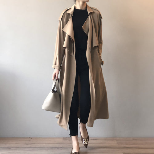 Dame mode trenchcoat med asymmetrisk snit og praktiske lommer Stilla