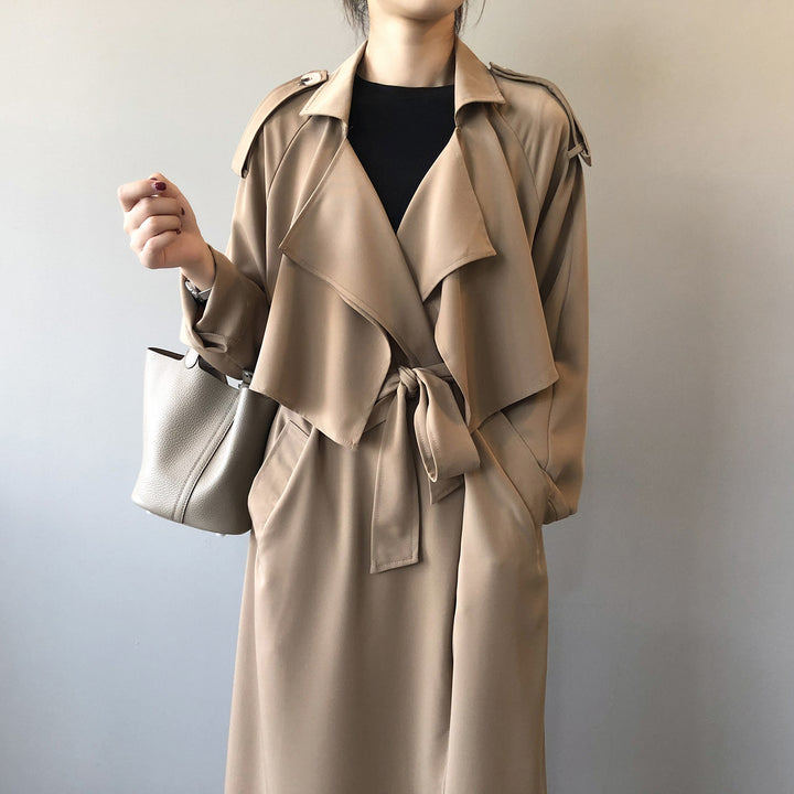 Dame mode trenchcoat med asymmetrisk snit og praktiske lommer Stilla