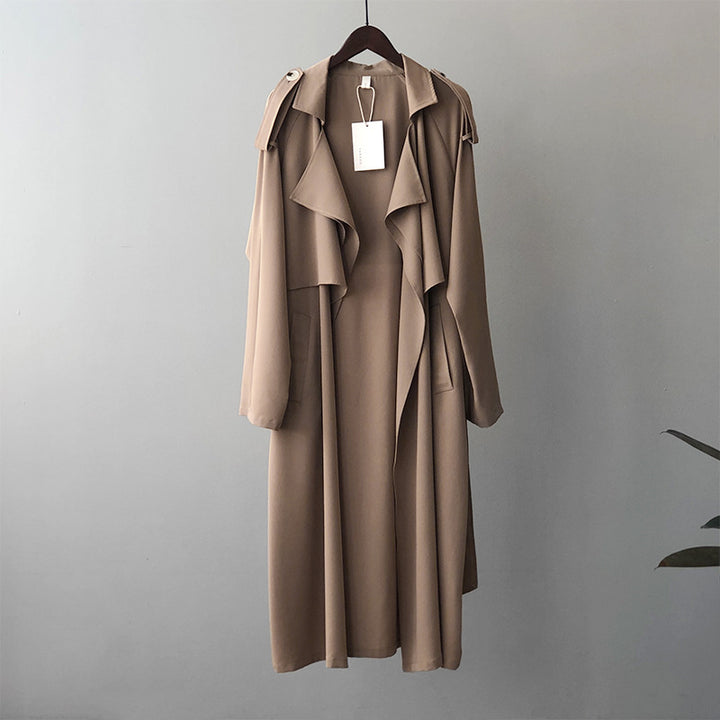 Dame mode trenchcoat med asymmetrisk snit og praktiske lommer Stilla