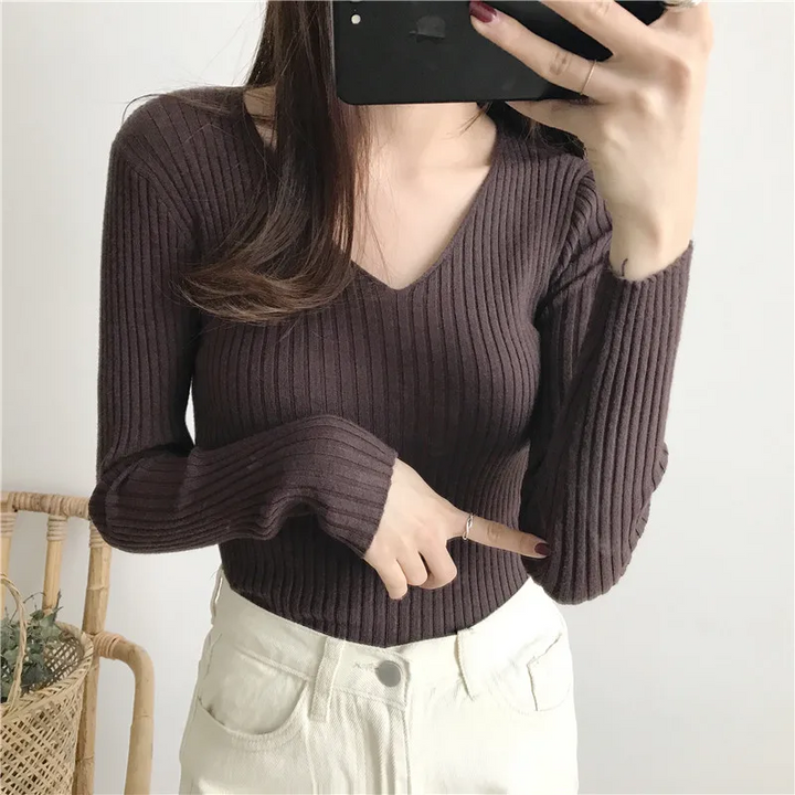 Stilla | Slim-fit-uppe med rib-v-udskæring til et smart look