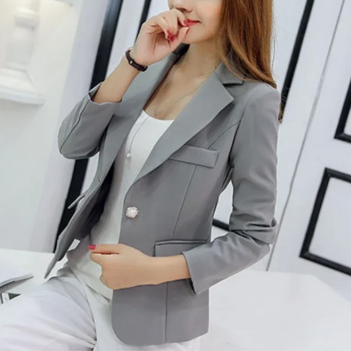 Stilla | Elegant Blazer Til Kvinder Med Knaplukning Ved Anklen