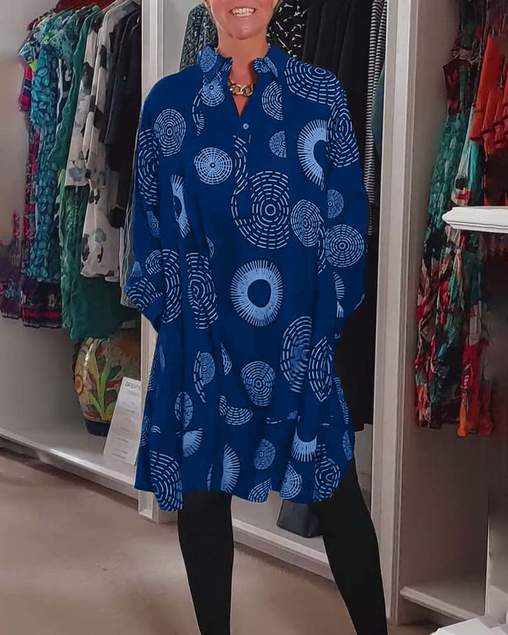 Stilla | Kjole med revers og geometrisk print