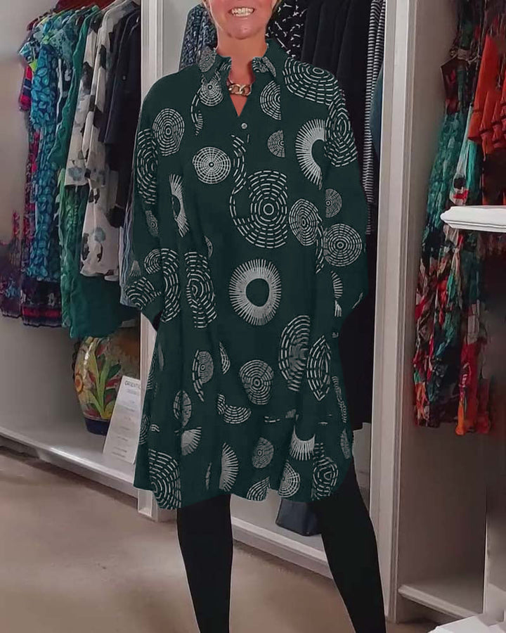Stilla | Kjole med revers og geometrisk print
