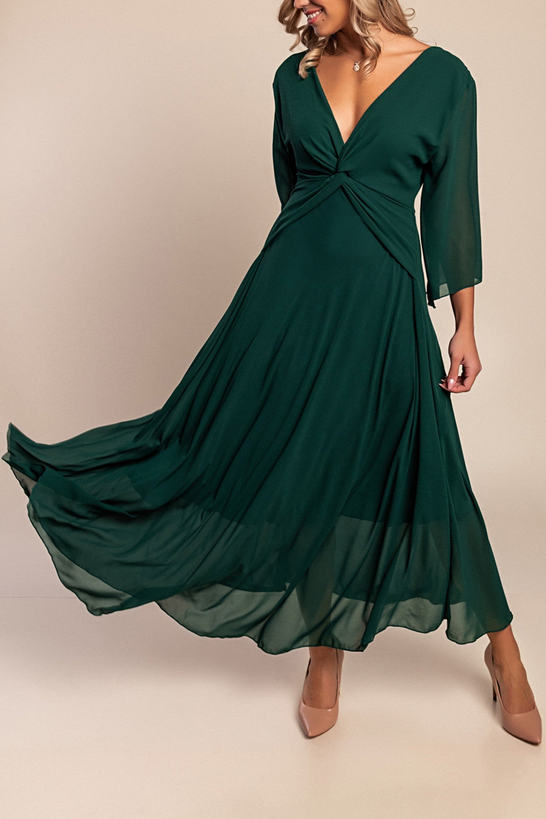 Stilla | Elegant Langt Kjole Med V-Udskæring Og Moderne Look