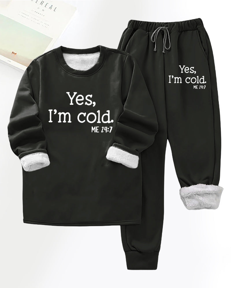 Stilla | I fleece med bogstavtryk