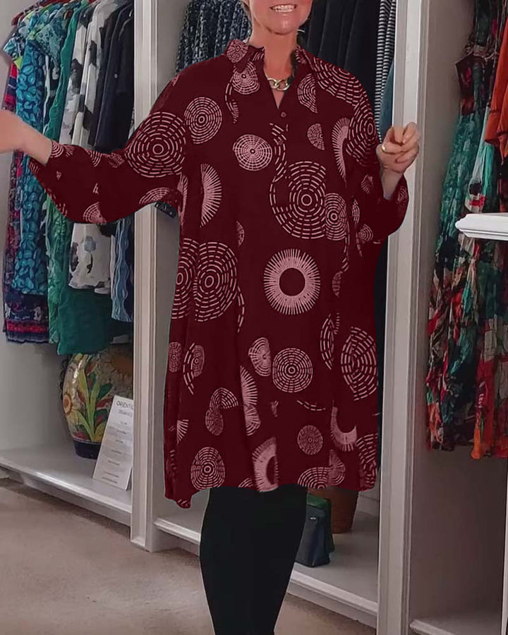 Stilla | Kjole med revers og geometrisk print
