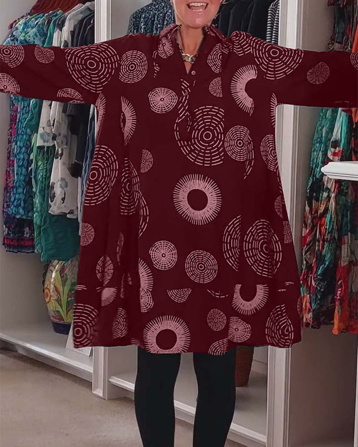 Stilla | Kjole med revers og geometrisk print